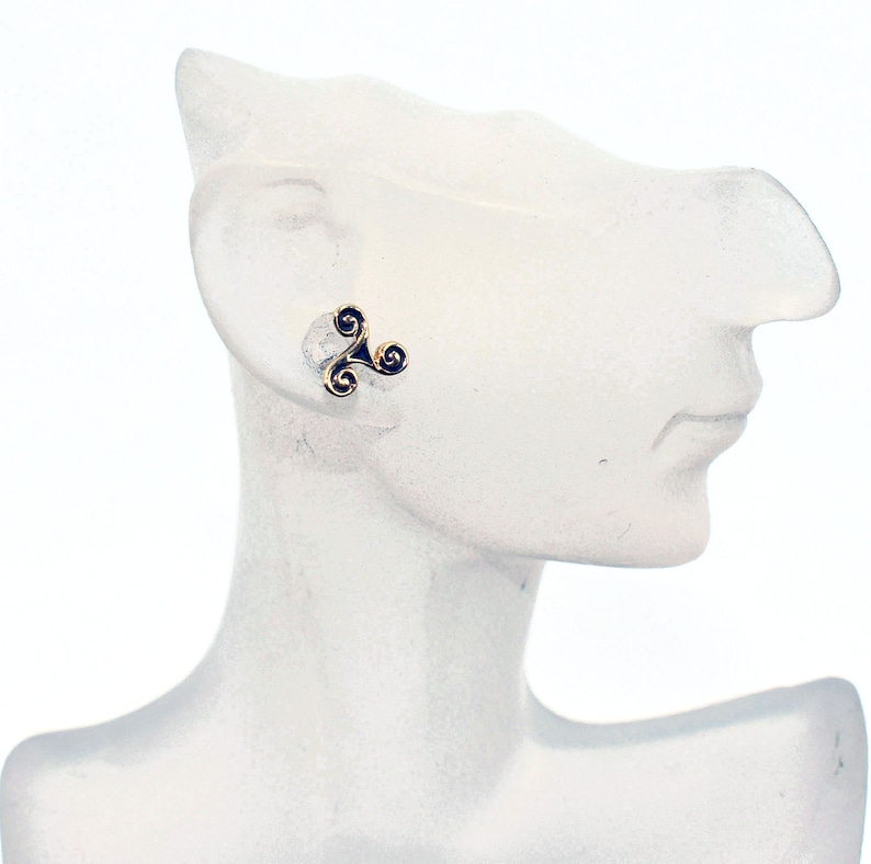 Feine Triskele Ohrstecker – Keltisches Design in Bronze & 925er Silber