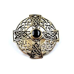 Goldfarbene keltische Kreuzbrosche mit aufwendigem Knotenmuster. In der Mitte befindet sich ein schwarzer, runder Stein. Die Brosche ist kreisförmig mit Kreuzform und vor weißem Hintergrund.