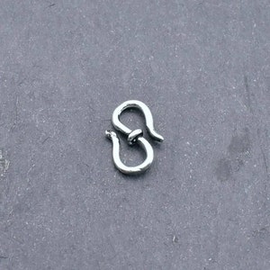 Handgefertigter Schmuckhaken aus versilberter Bronze