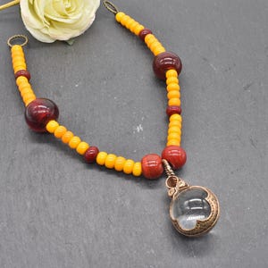 Wikinger Fibelkette mit Gotland-Sphäre und Lampwork Perlen von BELANAS SCHATZKISTE - Wikinger Glasperlenkette für die Wikingerin