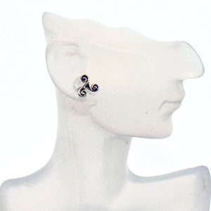 Feine Triskele Ohrstecker – Keltisches Design in Bronze & 925er Silber