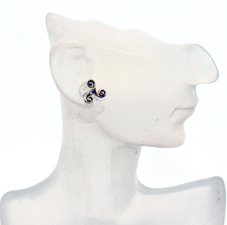 Feine Triskele Ohrstecker – Keltisches Design in Bronze & 925er Silber