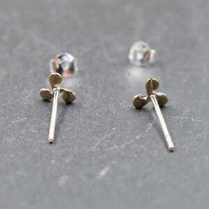 Rückseite der Feine Triskele Ohrstecker – Keltisches Design in Bronze & 925er Silber