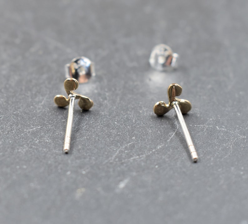Rückseite der Feine Triskele Ohrstecker – Keltisches Design in Bronze & 925er Silber