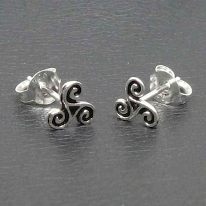 Ein Paar silberne Ohrstecker mit keltischer Triskele. Die Ohrringe sind klein und zart und wären ein tolles Geschenk für jemanden, der keltischen Schmuck liebt.