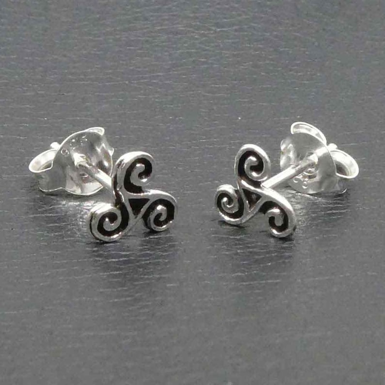 Ein Paar silberne Ohrstecker mit keltischer Triskele. Die Ohrringe sind klein und zart und wären ein tolles Geschenk für jemanden, der keltischen Schmuck liebt.