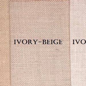 K&ouml;nnte beinhalten: F&uuml;nf Stoffmuster in verschiedenen Farbt&ouml;nen von Beige, Elfenbein und Hellgrau. Die Muster sind mit "Natur", "Sand", "Elfenbein-Beige", "Elfenbein-Wei&szlig;" und "Hellgrau" beschriftet.