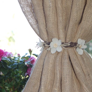 Cottage chic 100% jute tieback with burlap flowers. Custom made in custom colors, sizes: green, black, brown, white, etc. PRICE PER TIEBACK