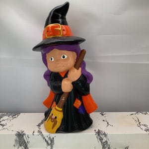 Fille de sorcière en céramique d&#39;Halloween avec balai peint à la main 8,5 po., décor des années 1990