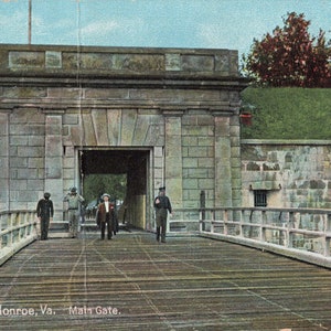 Carte postale de la forteresse de Monroe, en Virginie, cachet de la porte principale 1907
