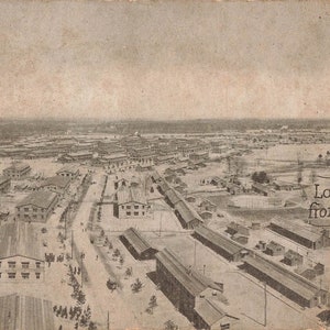 Carte postale de Camp Lee, Virginie, vers l'ouest depuis le réservoir d'eau Vue aérienne divisée en deux parties, l'après-midi 1918