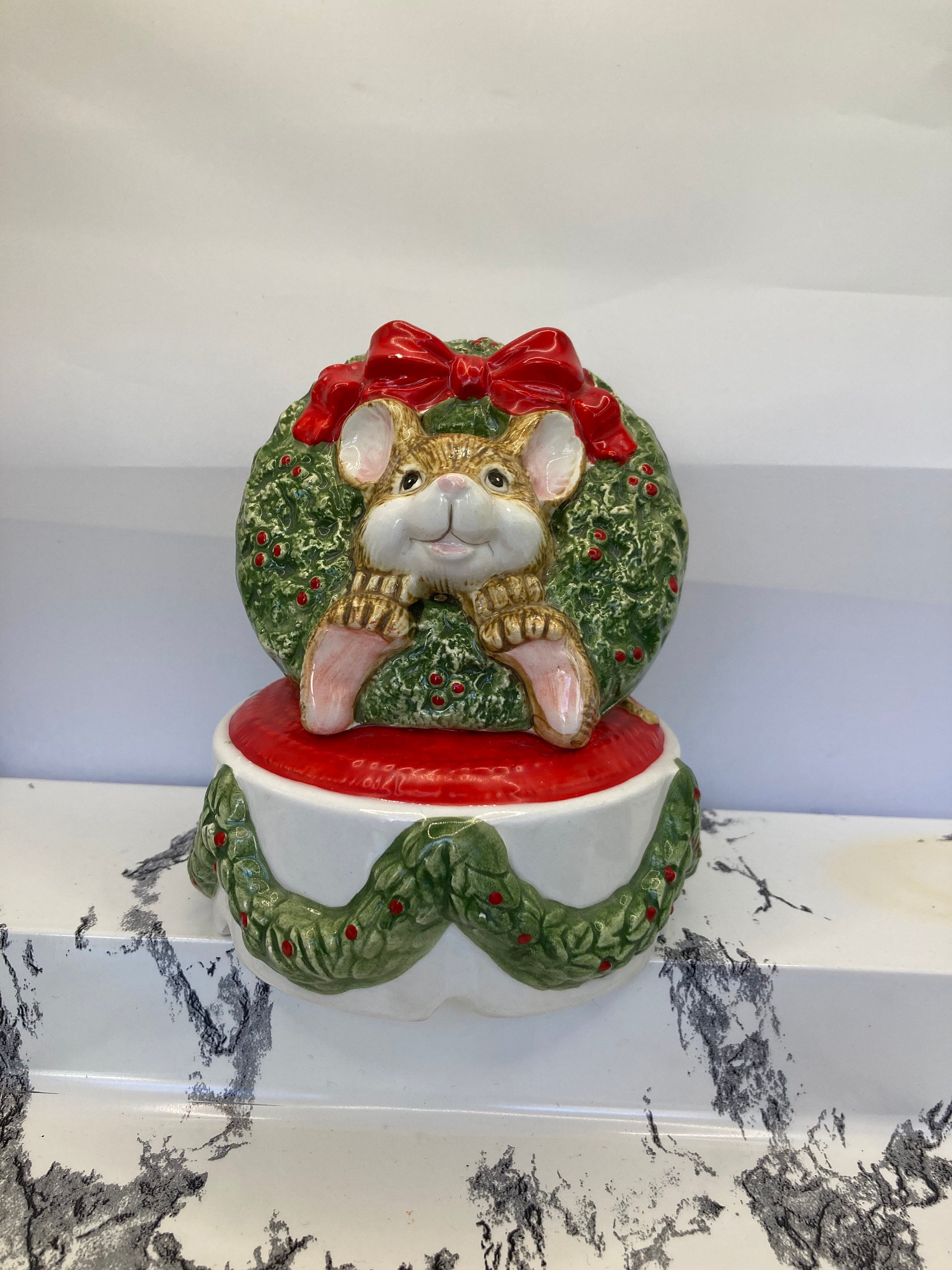 Christmas Mouse With Wreath Ceramic San Francisco Music Box 1990