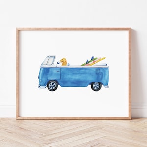 Surf's Up-kunstafdruk | Golden Retriever Driving Classic Van Calif Gold Coast | Woondecoratie strandhuis | Surfplankkunst avontuur voertuig