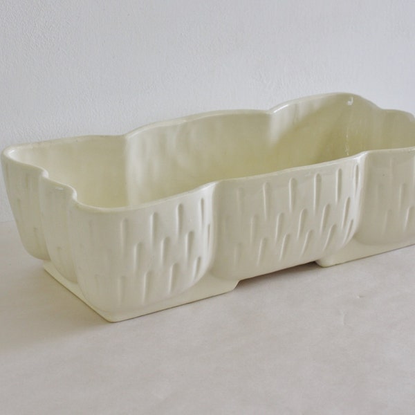 Vintage Ungemach USA 521 Planter With Scalloped Edges Off White