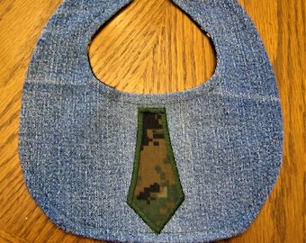 Bebé niño babero en jeans reciclados