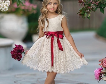 Robe de demoiselle d'honneur en dentelle ivoire, robe de mariée rustique bohème, robe en tulle longueur genou, robe en dentelle au dos en V, robe de communion, la robe Charlotte