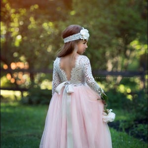 Vestido de niña de las flores de encaje color marfil con mangas largas y falda de tul, estilo rústico bohemio para bodas. imagen 7
