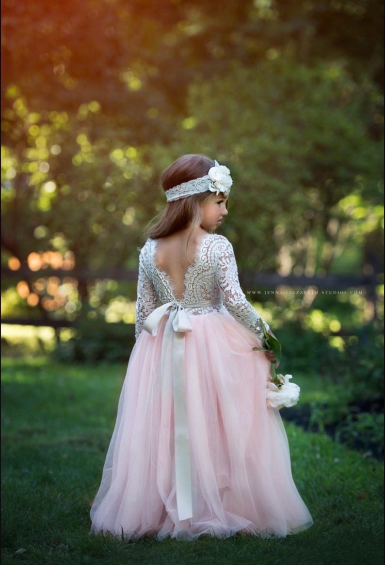 Vestido de niña de las flores de encaje color marfil con mangas largas y falda de tul, estilo rústico bohemio para bodas. imagen 7