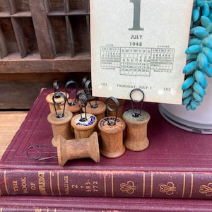 Juego de 12 portanúmeros de mesa, carretes de hilo de madera pequeños, desiguales, estilo vintage, para decoración rústica de mesas de bodas o eventos especiales