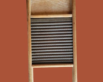 Tabla de lavar antigua de la década de 1930 de la compañía Columbus Washboard, tamaño cubo.