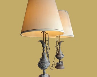 Lampade antiche a forma di brocca in peltro dei primi del '900 con dettagli a forma di grifone