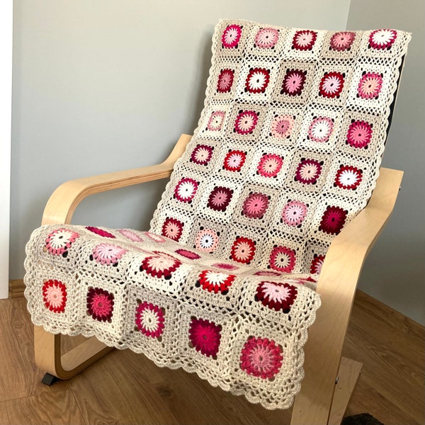 Echarpe de lit au crochet à la main, couverture pour fauteuil roulant en acrylique en laine rose rouge crème, chemin de lit carré grand-mère, fauteuil, coach, canapé, housse de siège de voiture