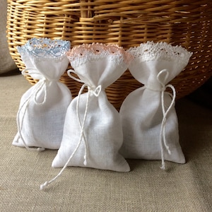 Baby shover favor bags, white linen baptism favor bags with lace, set of 10 small gift bags, bridal favor bags in shabby chic style