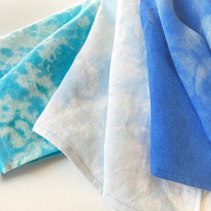 Blue batik napkins, set of 4 natural linen fabric dinner serviette, hand dyed pure flax table linen, zero waste turquoise unpaper napkin