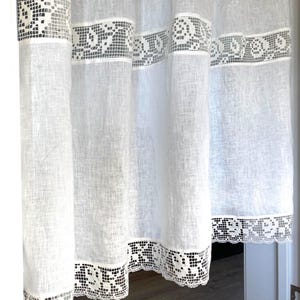 Langer naturweißer Fenstervorhang mit Spitzenborte im Shabby-Chic-Stil