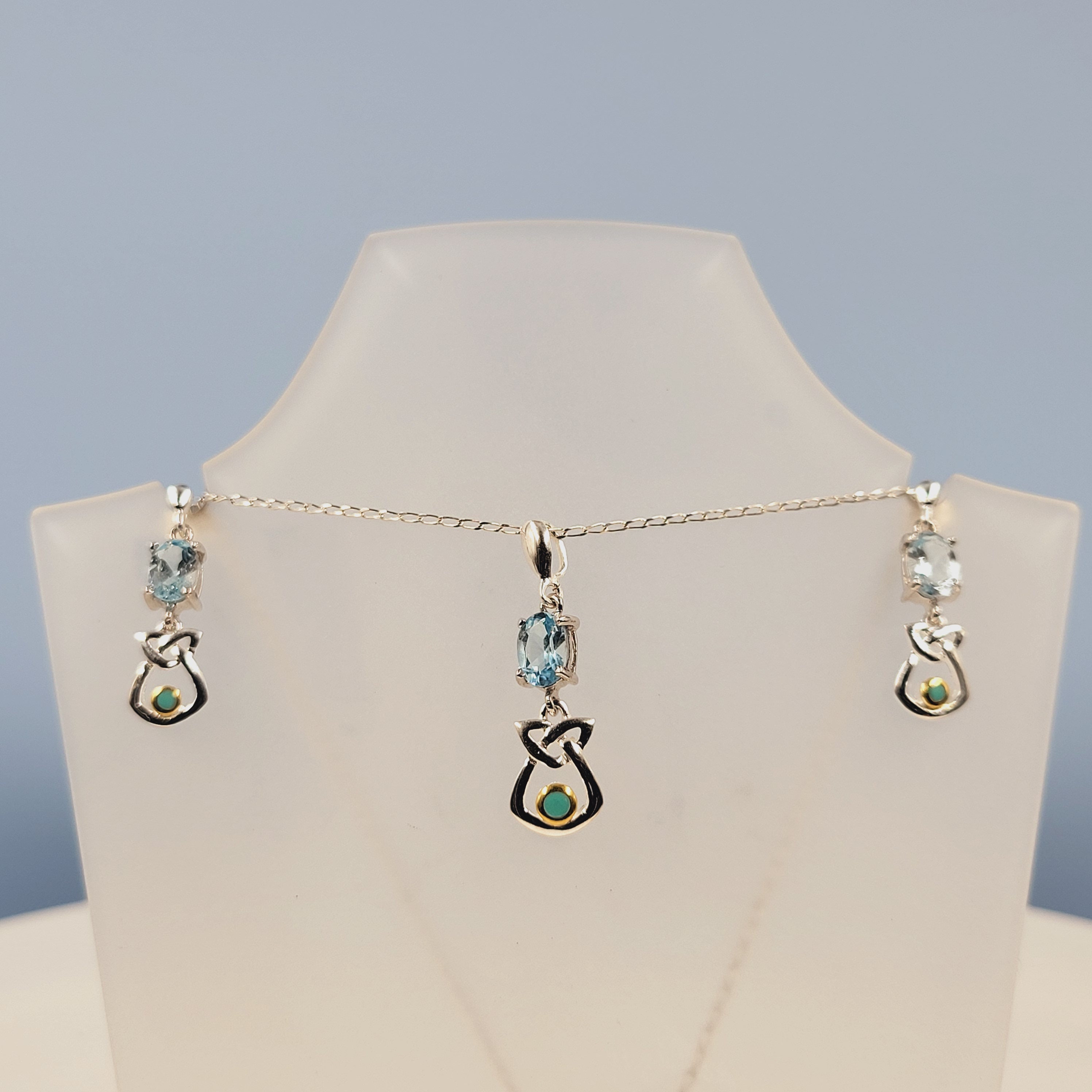Conjunto de topacio turquesa a juego, diseño celta, piedras semipreciosas, joyas hechas a mano, plata de ley, pendientes y collar colgantes