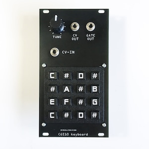 Può includere: Tastiera nera CGS10 con 16 pulsanti etichettati con note musicali e diesis. La tastiera ha una manopola etichettata "TUNE", due jack etichettati "CV OUT" e "GATE OUT", e un jack etichettato "CV-IN".