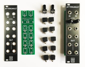 Pode incluir: São apresentados componentes de sintetizador de música eletrónica. A imagem apresenta painéis pretos com os textos "ATTENUMULT", "IN", "LEVEL" e "OUT". Também está presente uma placa de circuito verde com o texto "whatever K" e "TAT attenumultiple C-11-2020", juntamente com vários conectores e botões pretos.