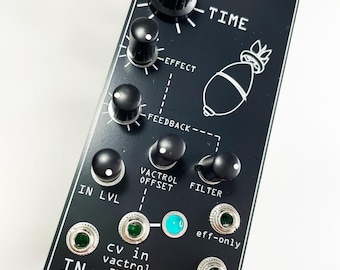 以下が含まれることがあります： 黒色の電子モジュール「DIVEBOMB III PT2399 DELAY」で、ノブと入力があります。「TIME」、「EFFECT」、「FEEDBACK」、「FILTER」などのテキストと爆弾のグラフィックが特徴です。「IN」、「OUT」、「CV」の入力が含まれています。