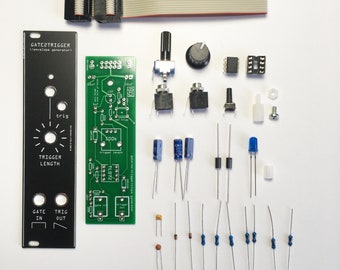 以下が含まれることがあります： 緑色の回路基板に、「GATE TRIGGER /envelope generator)"と「TRIGGER LENGTH」という黒い文字が書かれています。基板は、抵抗器、コンデンサ、ポテンショメータ、スイッチ、青色のLEDなど、さまざまな電子部品で囲まれています。