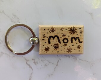 Handmade Pyrography "Mom" Keychain – A Heartfelt Gift from the Heart