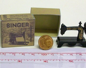 7902# Nostalgic metal sewing machine in a box - Doll house miniature scale 1/12 or gnome