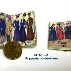 Può includere: Due libri in miniatura con copertine che mostrano donne in stile vintage. Il libro a sinistra ha il testo "Mode 1915" sulla copertina. Il libro a destra ha il testo "Mode 1915" sulla copertina.