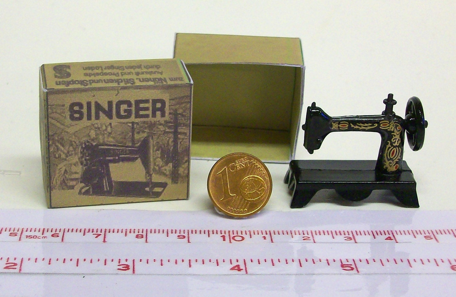 7902# Nostalgic Metal Sewing Machine in a Box - Doll House
