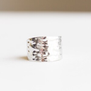 Anillo de plata martillada: anillo llamativo, grande y ajustable