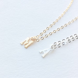 Kleine Anfangshalskette, Griechische Buchstabehalskette, Schwesternschaftshalskette, personalisierte Namenshalskette, Griechische Namenshalskette, Anfangsname aus Silber