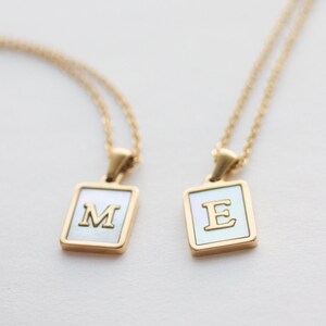 Personalisierte erste Halskette, 14k Gold gefüllte erste Halskette, erste Tag Halskette, Perlmutt-Halskette, Brautjungfer Halskette