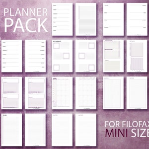Può includere: Un set di pagine di pianificatore stampabili per un pianificatore Filofax di dimensioni mini. Le pagine includono una varietà di layout, come distribuzioni settimanali, registri giornalieri e pagine di note. Le pagine sono progettate in uno stile minimalista con uno sfondo grigio chiaro e linee viola.