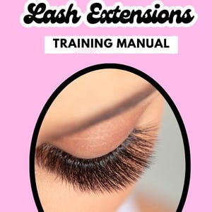 Könnte beinhalten: Rosa Hintergrund mit dem Text "Lash Extensions TRAINING MANUAL". Ein Auge mit langen, dunklen Wimpern ist in einem schwarzen Oval eingerahmt. Wimpernzange, Mascara und falsche Wimpern sind ebenfalls abgebildet.