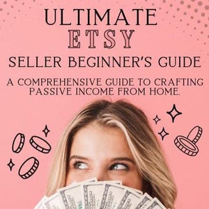 Op de afbeelding: Een roze achtergrond met de tekst "ULTIMATE ETSY SELLER BEGINNER'S GUIDE" en "A COMPREHENSIVE GUIDE TO CRAFTING PASSIVE INCOME FROM HOME." Een vrouw houdt een waaier van geld vast, met getekende munten en sterren.