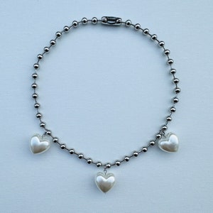 Collar Youforia: colgante de acero inoxidable con cadena de bolas y corazón de perla.