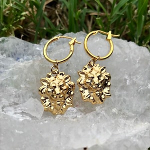 LEO イヤリング - 24k ゴールドフィルドまたは 14k ゴールドメッキ 12 mm フープイヤリング ゴールドトーンのライオンヘッド/クレストチャーム
