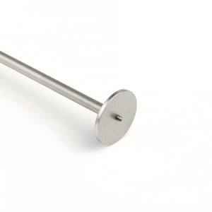 Può includere: Un'asta di metallo argentata con un disco rotondo all'estremità.