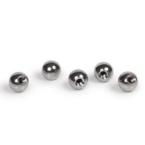 Könnte beinhalten: Sechs kleine, glänzende, silberfarbene Metallkugeln mit einem Loch durchbohrt. Die Kugeln sind gleichmäßig auf weißem Hintergrund verteilt. Sie scheinen aus einem glatten, reflektierenden Material zu bestehen.