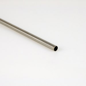 Könnte beinhalten: Ein silberner Metalltrinkhalm, etwa 25 cm lang.
