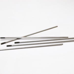 Könnte beinhalten: Eine Ansammlung schlanker, silberfarbener Metallstäbe, einige mit dunklen Spitzen, liegt vor einem weißen Hintergrund. Die Stäbe sind unterschiedlich lang und leicht überlappend angeordnet, was auf ein mechanisches oder industrielles Thema hindeutet.